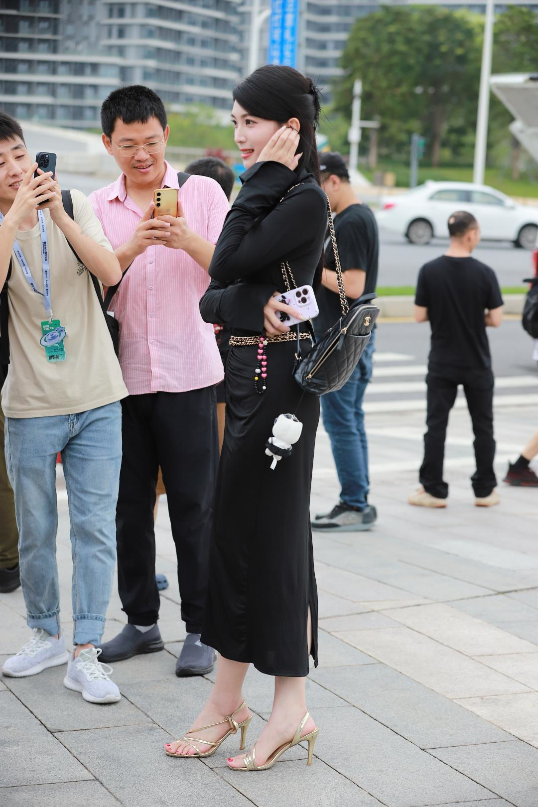 图片[4]-高挑大长腿 黑色长裙气质女郎-街拍图满多
