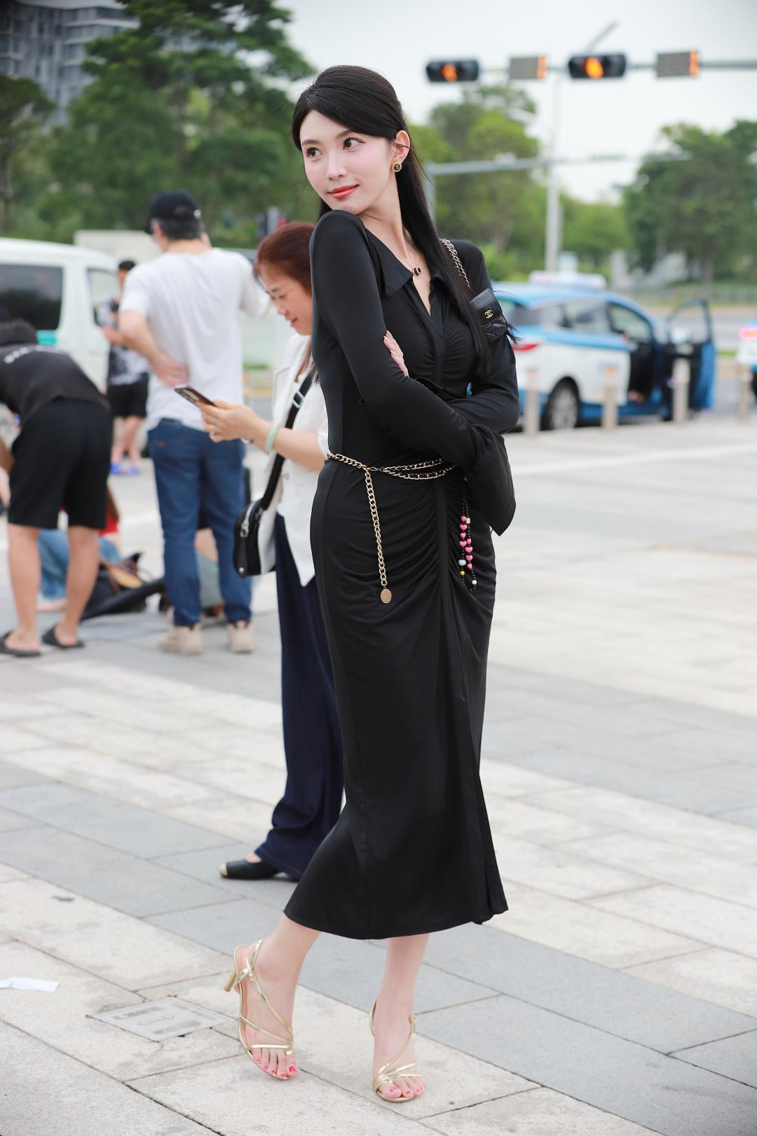图片[5]-高挑大长腿 黑色长裙气质女郎-街拍图满多