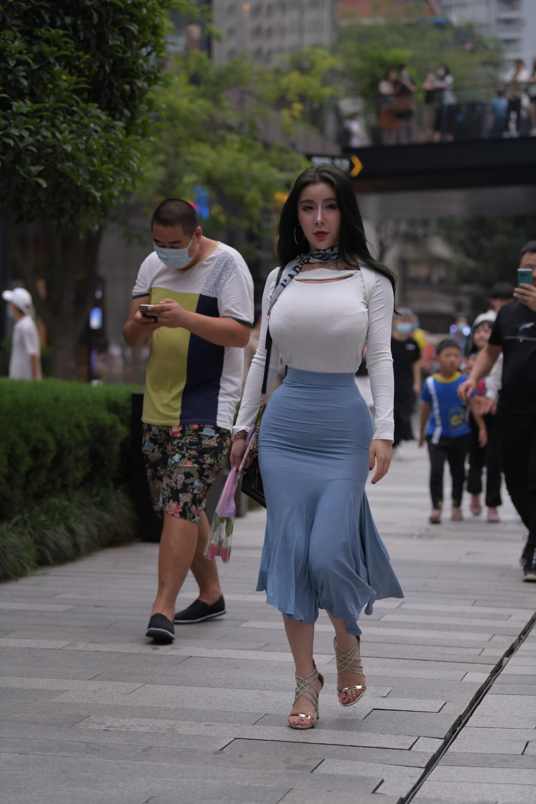 极限的比例 浑圆挺翘-街拍图满多