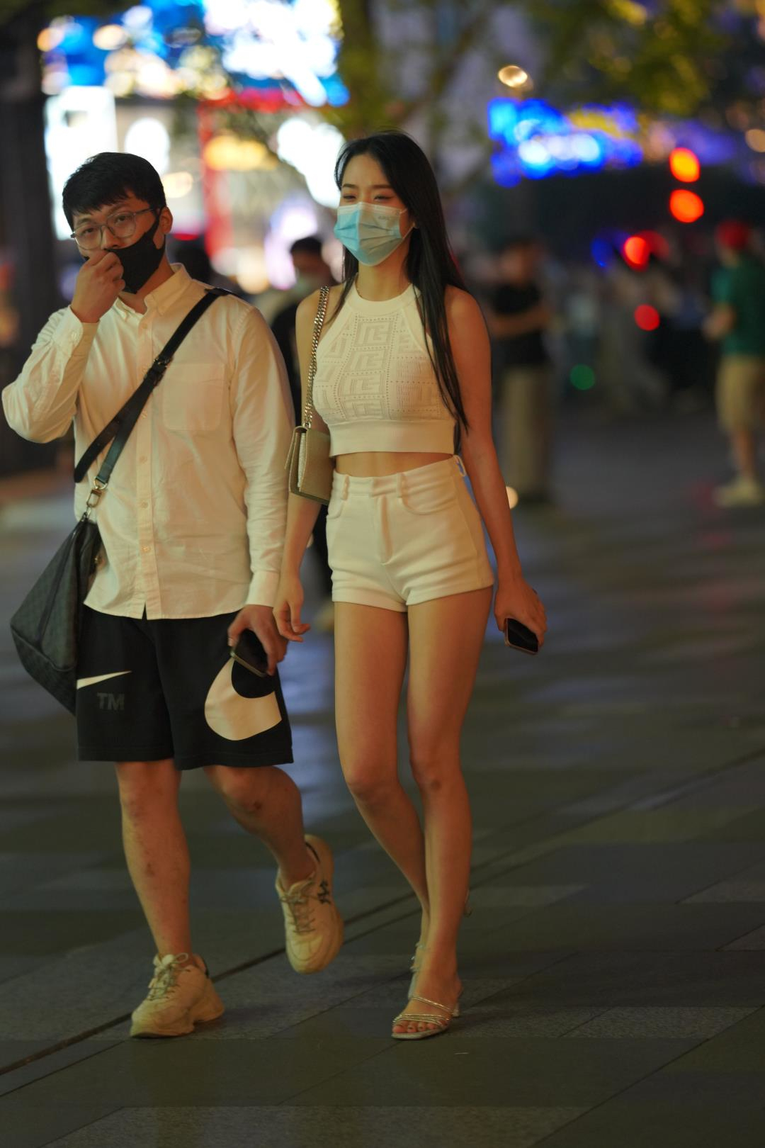 图片[5]-白色热裤高挑 立体镂空针织气质美女-图满多