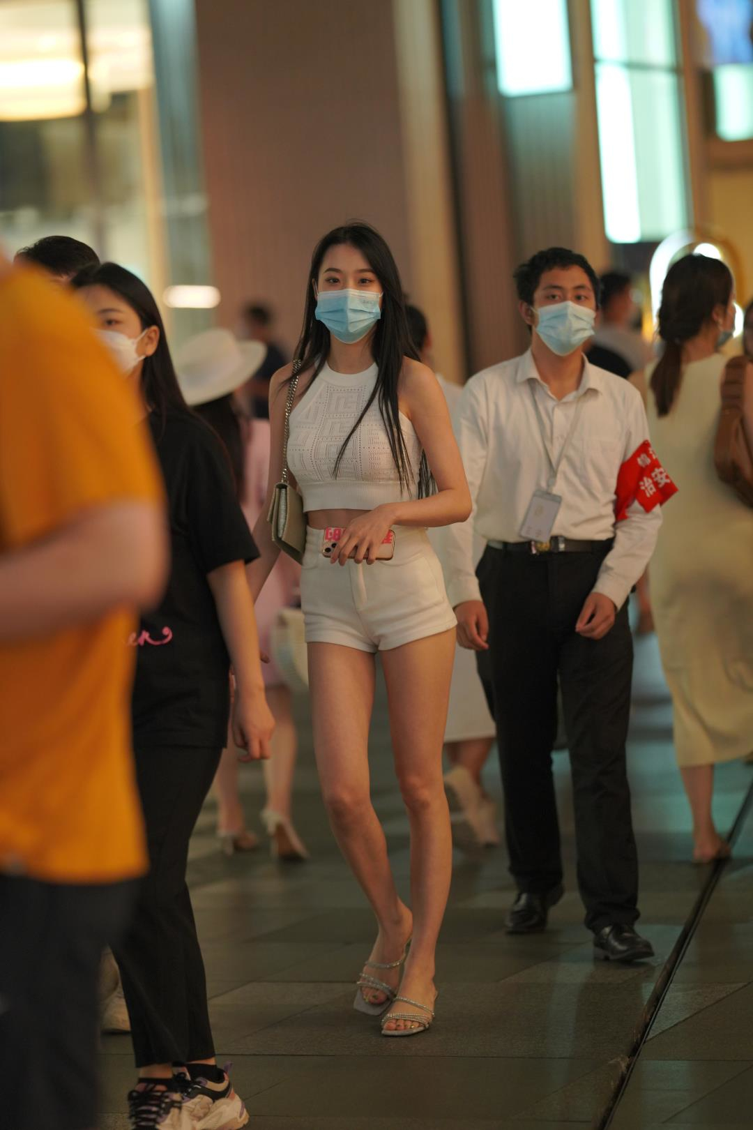 图片[4]-白色热裤高挑 立体镂空针织气质美女-图满多