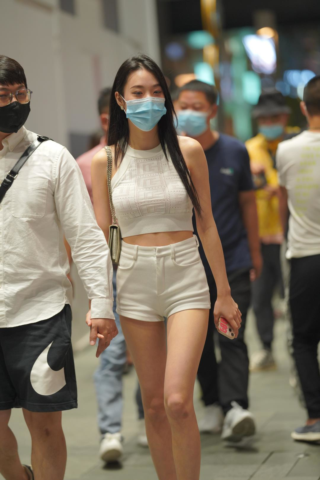 图片[3]-白色热裤高挑 立体镂空针织气质美女-图满多