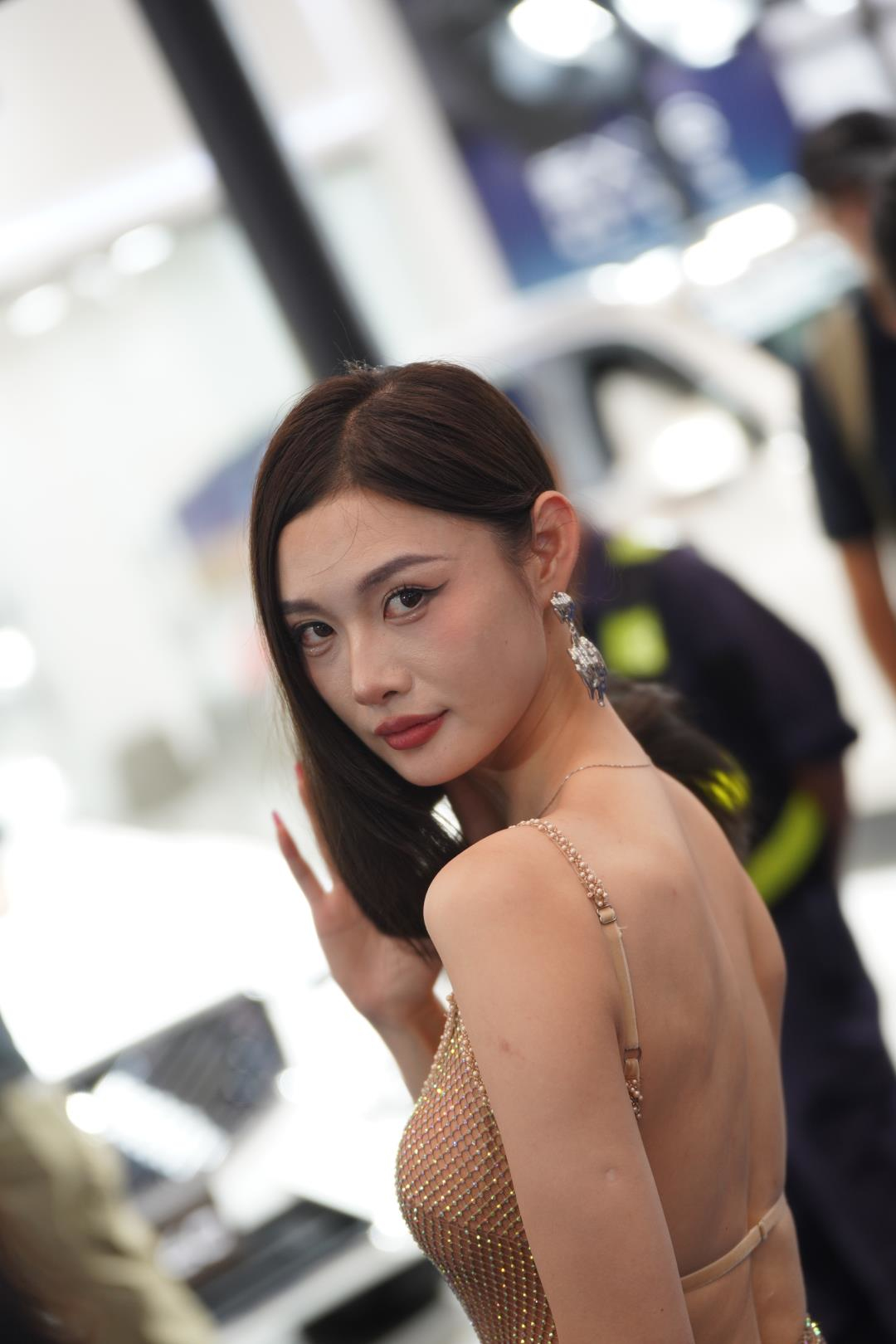 图片[7]-棕色吊带裙 气质漂亮车模(套图+视频)-图满多