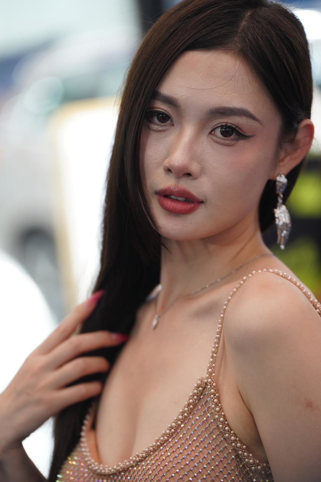 图片[8]-棕色吊带裙 气质漂亮车模(套图+视频)-图满多