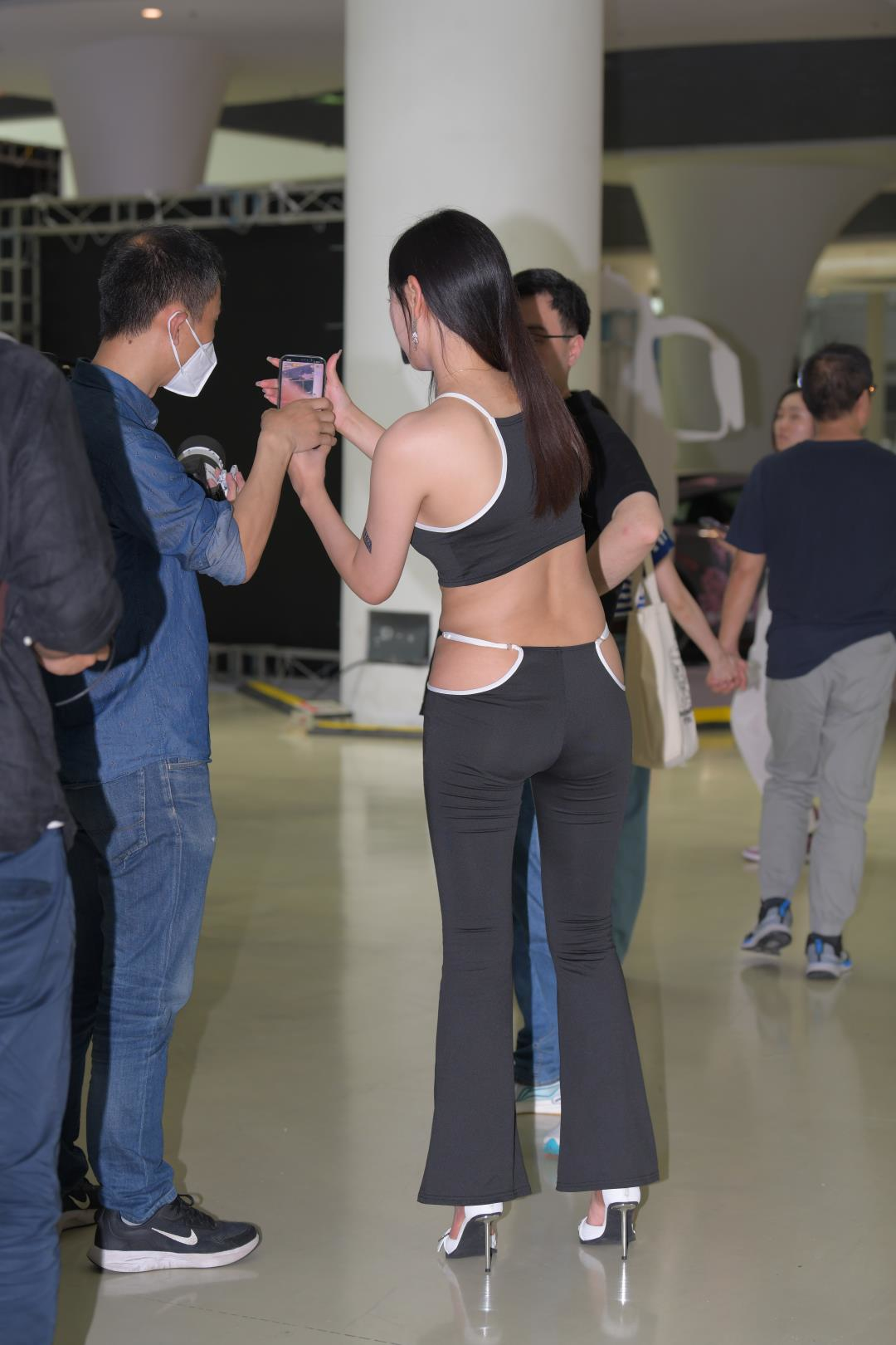 图片[4]-黑色迷人紧身裤 漂亮模特-图满多