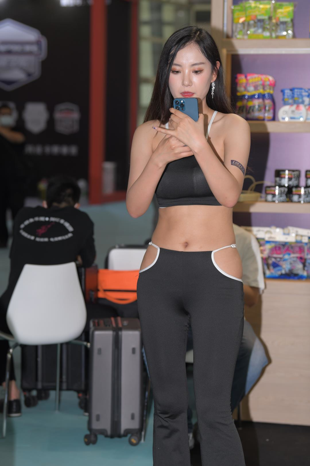 图片[8]-黑色迷人紧身裤 漂亮模特-图满多