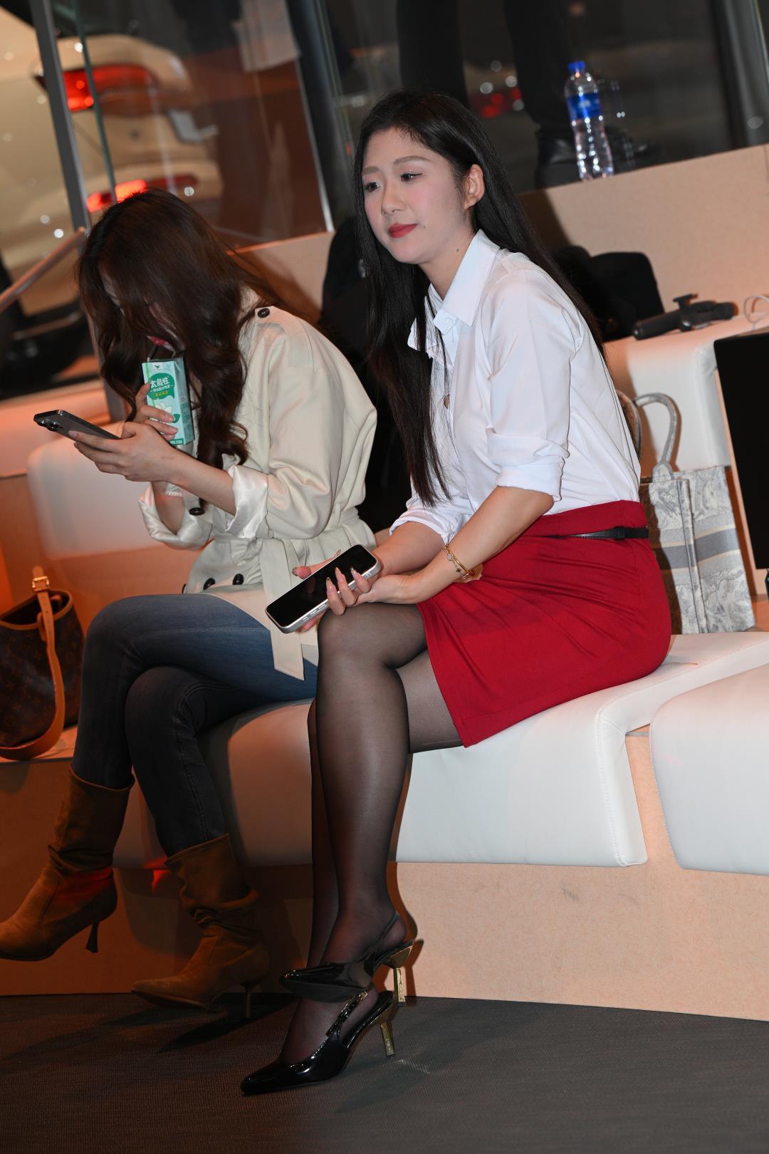 图片[2]-展会韵味白衬衫红裙黑丝-图满多