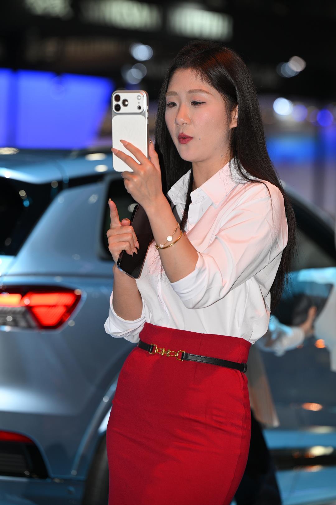 图片[4]-展会韵味白衬衫红裙黑丝-图满多