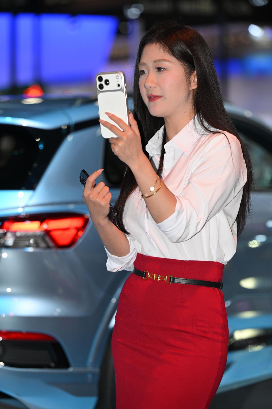 展会韵味白衬衫红裙黑丝-图满多