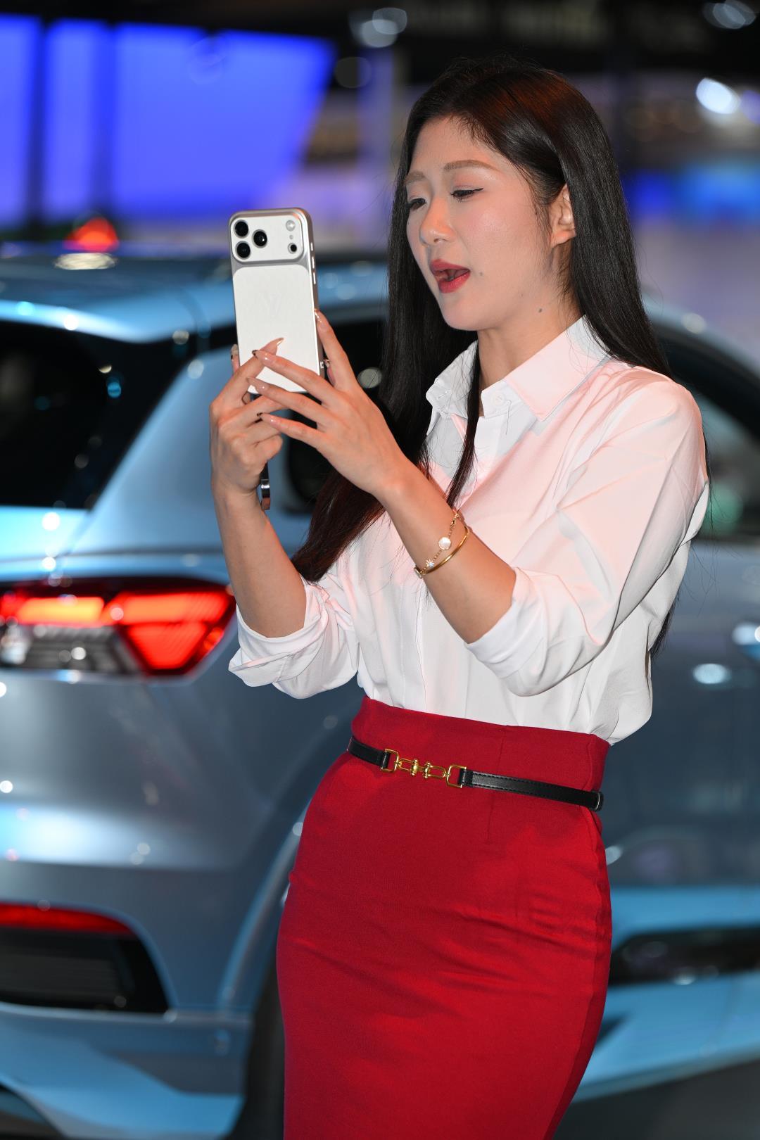 图片[5]-展会韵味白衬衫红裙黑丝-图满多