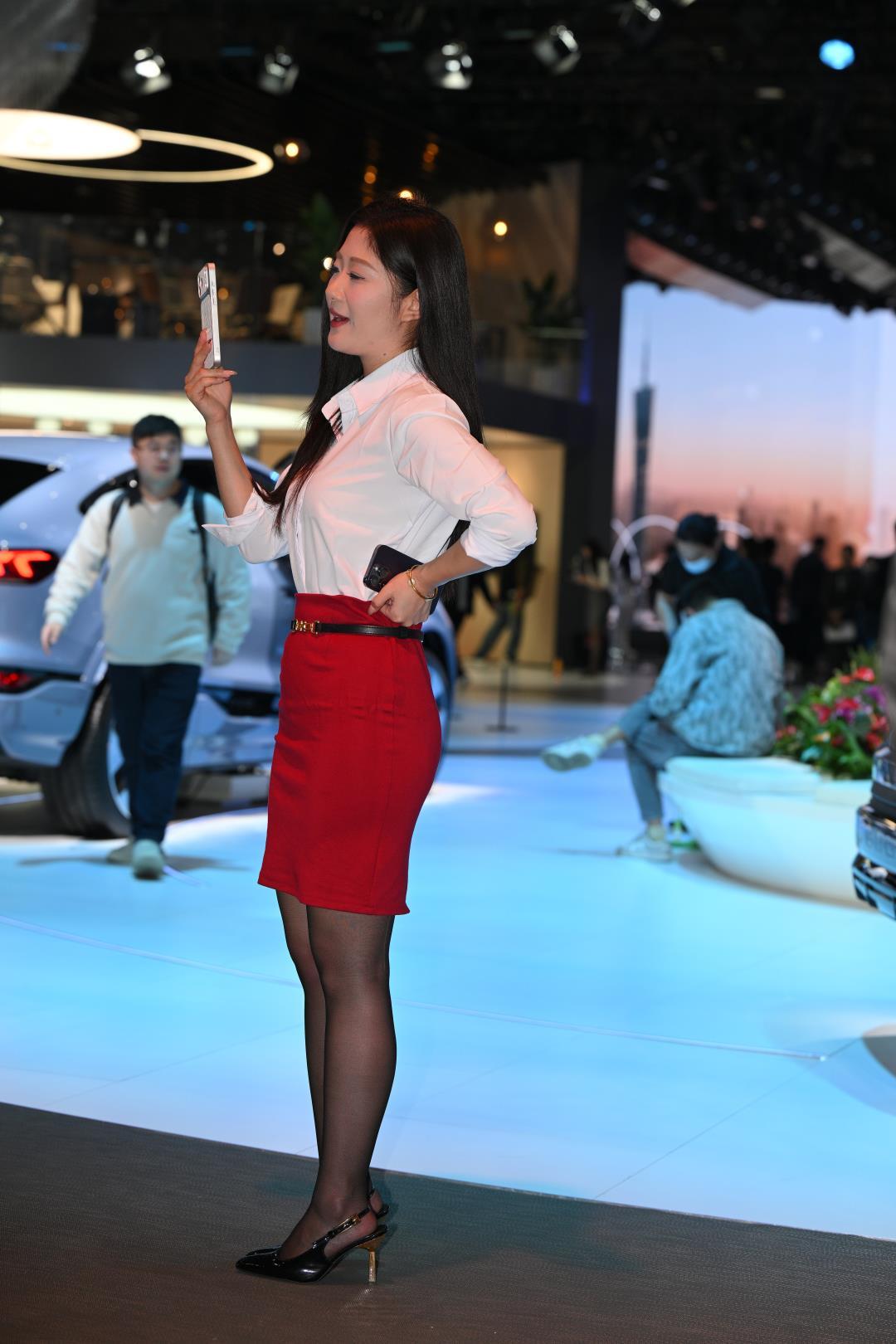 图片[6]-展会韵味白衬衫红裙黑丝-图满多