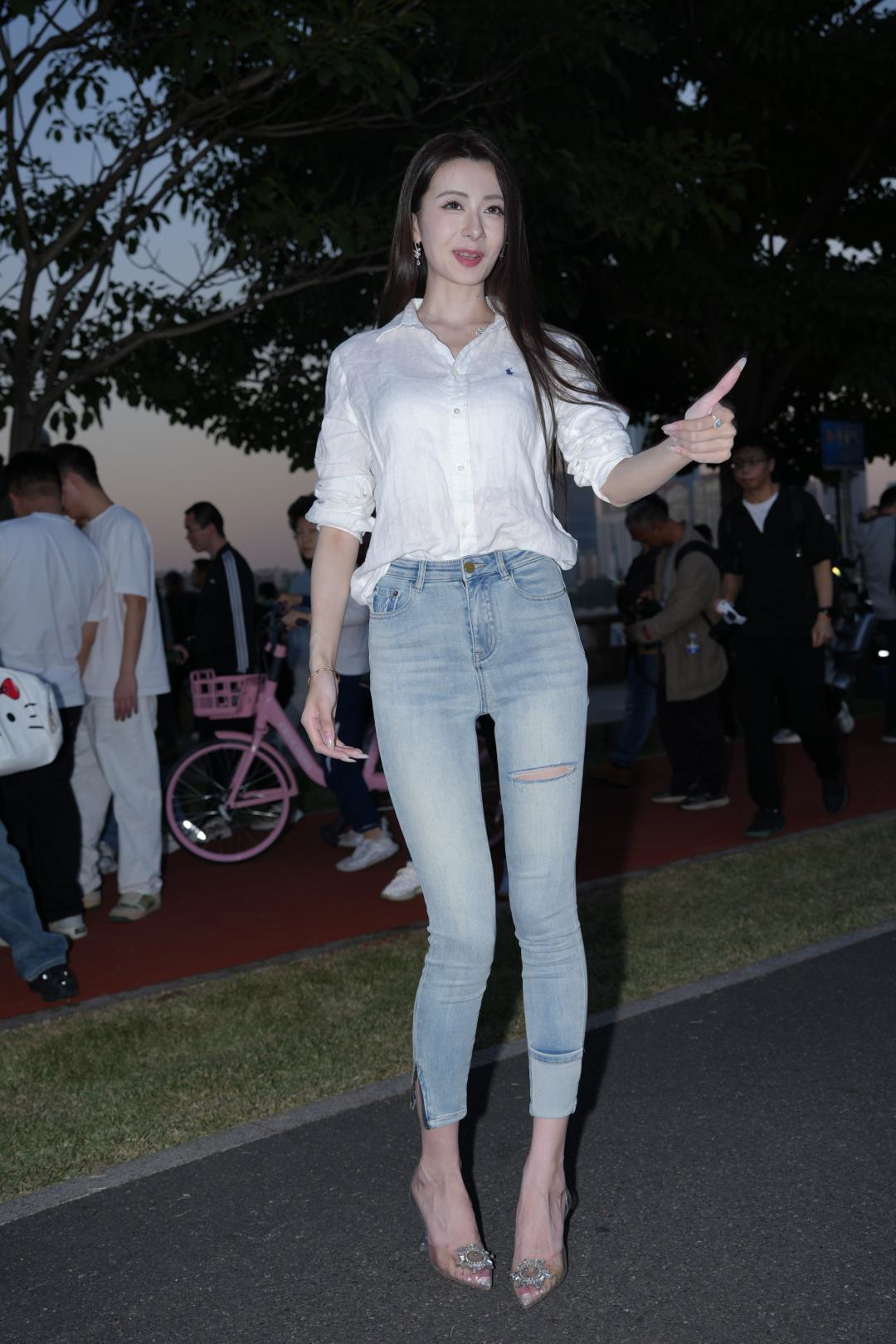 图片[6]-高挑大长腿 牛仔裤飒爽小荔枝(套图+视频)-图满多