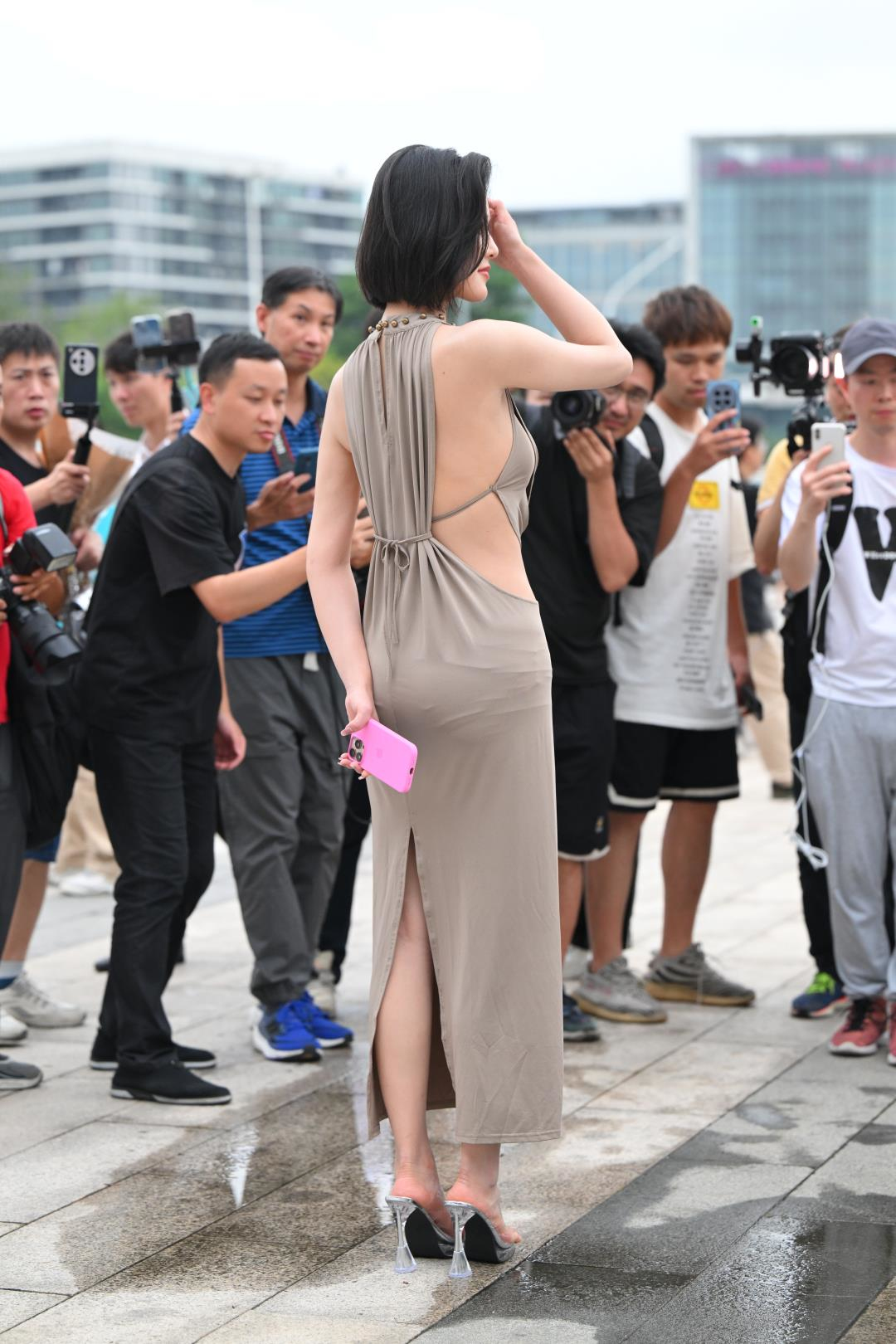 图片[3]-高挑气质灰色长裙模特-图满多