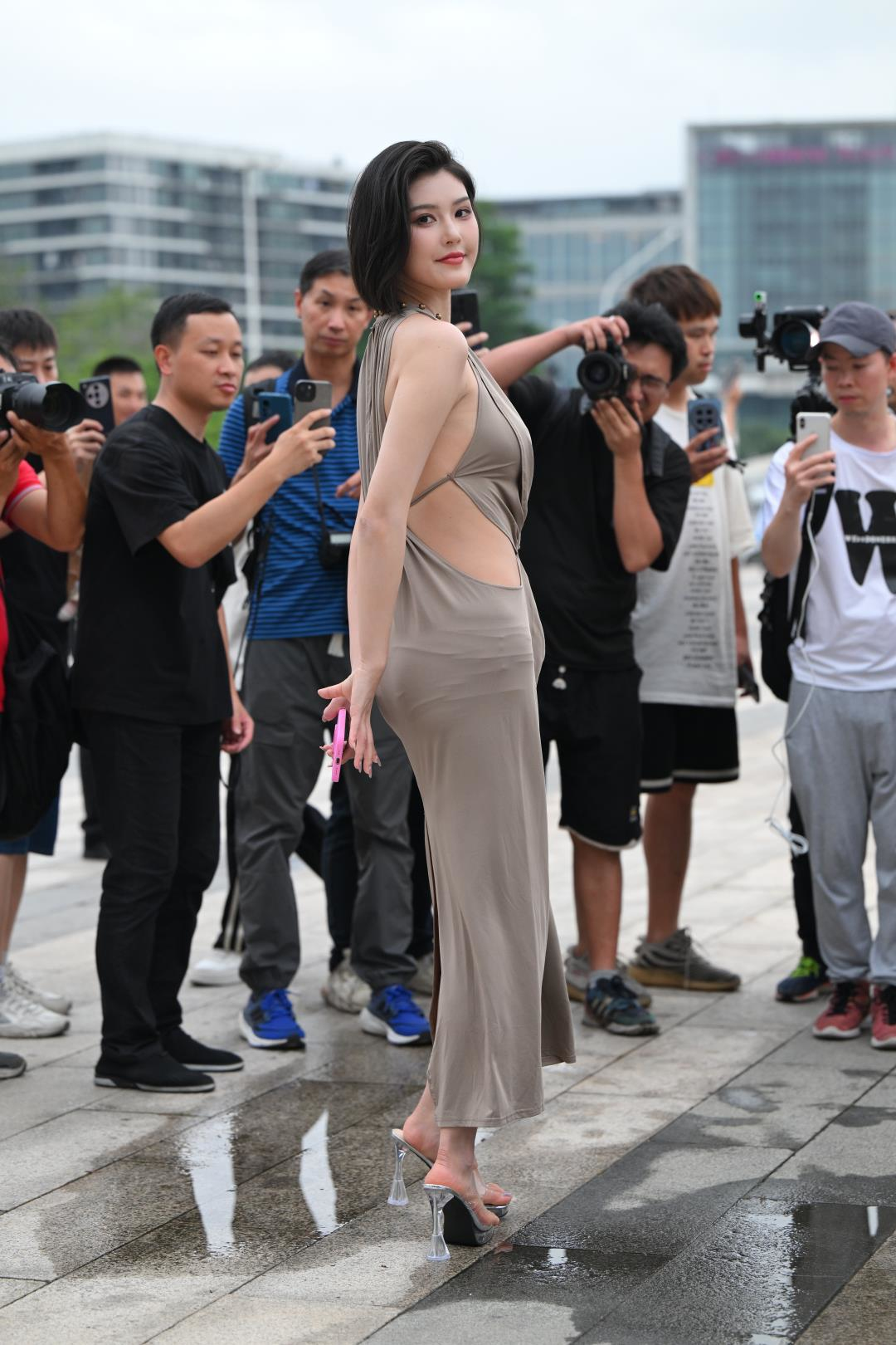 图片[2]-高挑气质灰色长裙模特-图满多