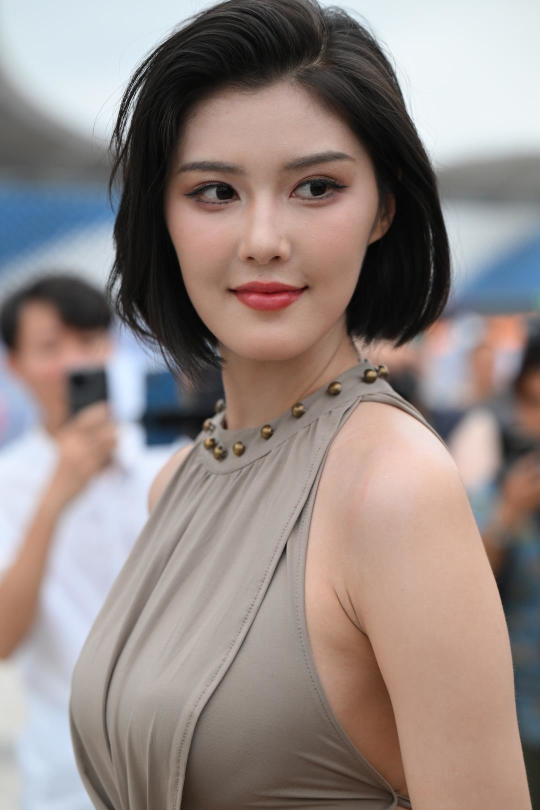 图片[7]-高挑气质灰色长裙模特-图满多