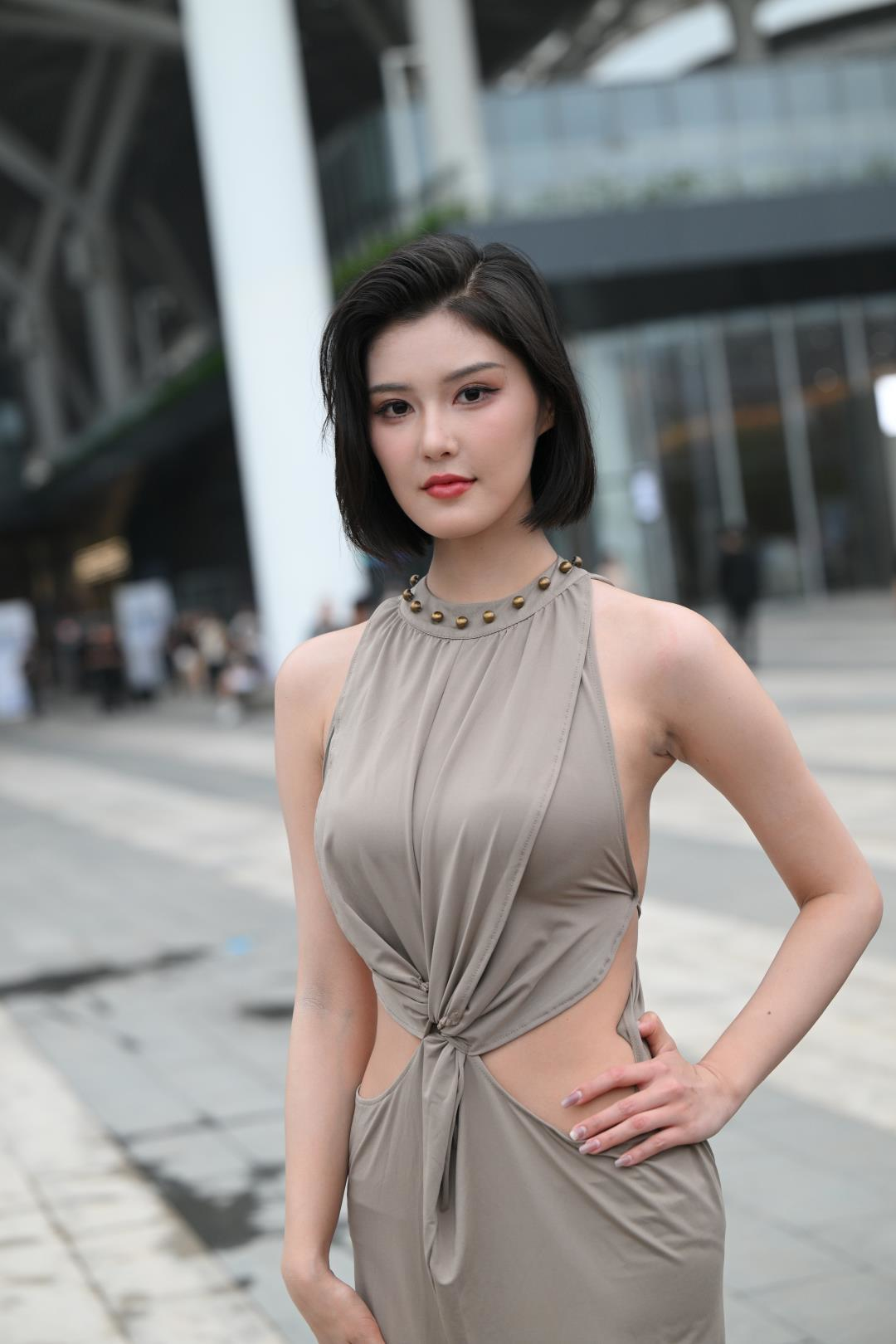 图片[8]-高挑气质灰色长裙模特-图满多