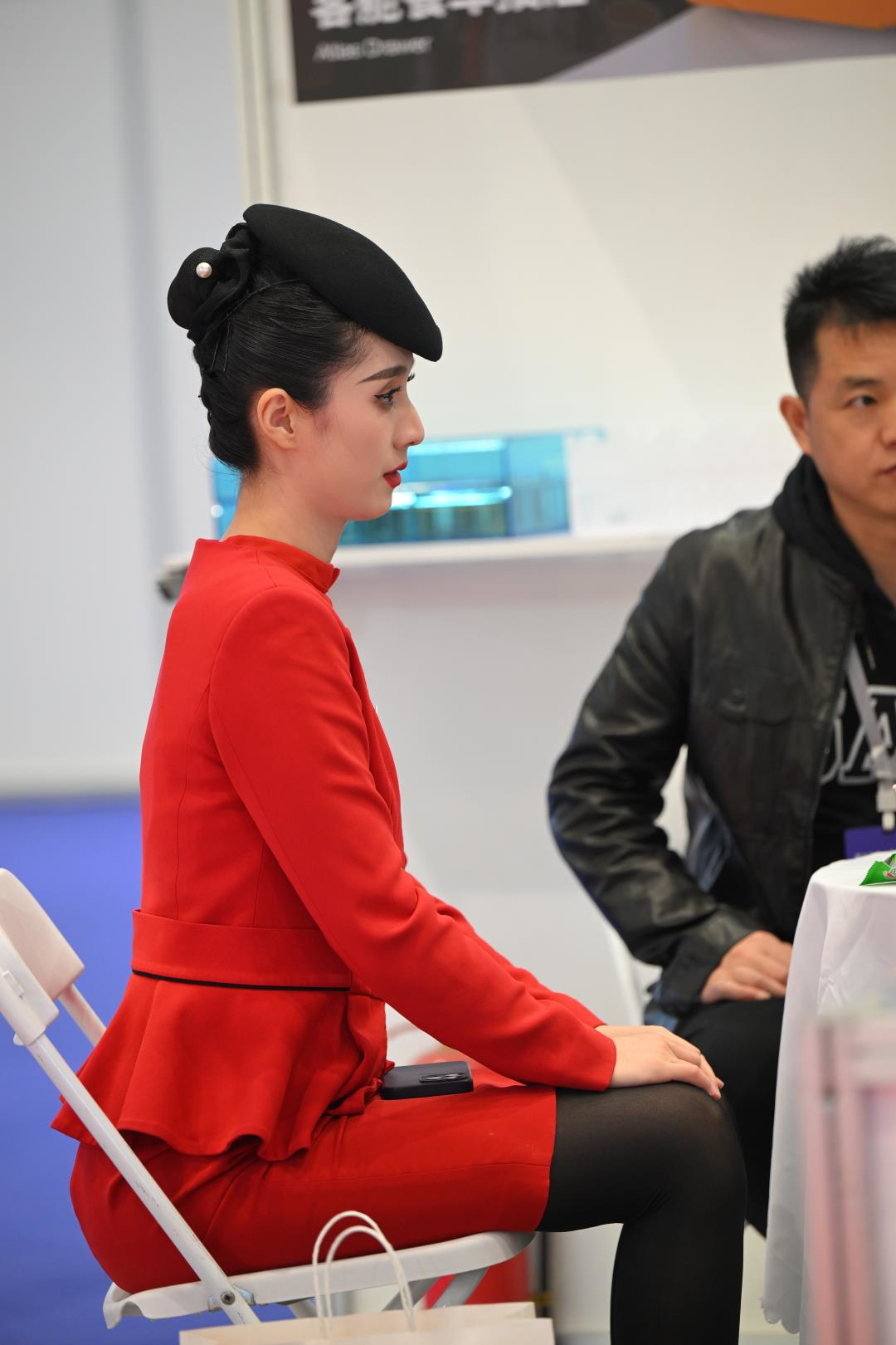 图片[2]-展会上的 中国红微厚黑丝空姐-图满多