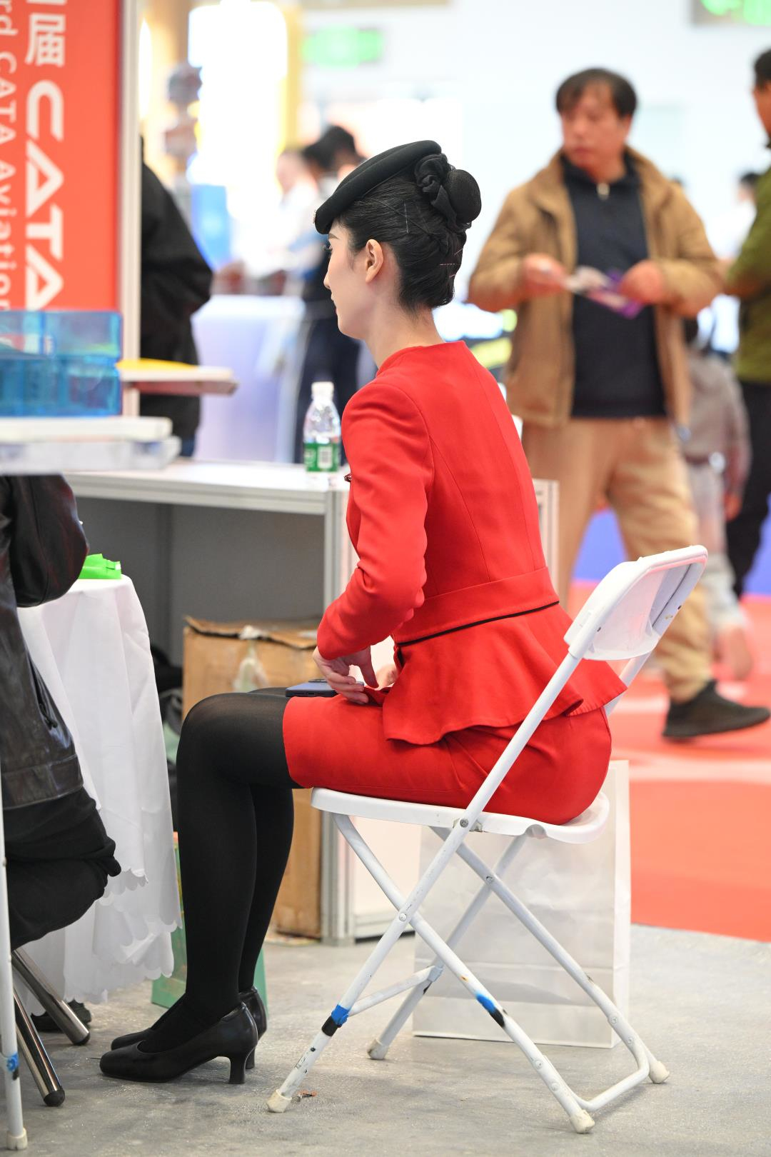 图片[3]-展会上的 中国红微厚黑丝空姐-图满多