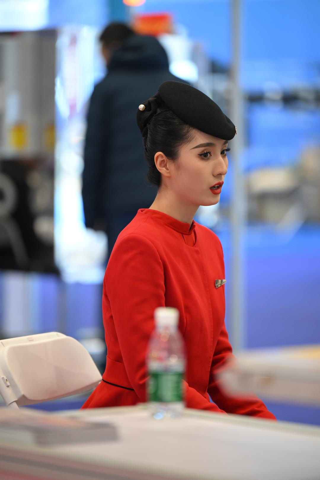 展会上的 中国红微厚黑丝空姐-图满多