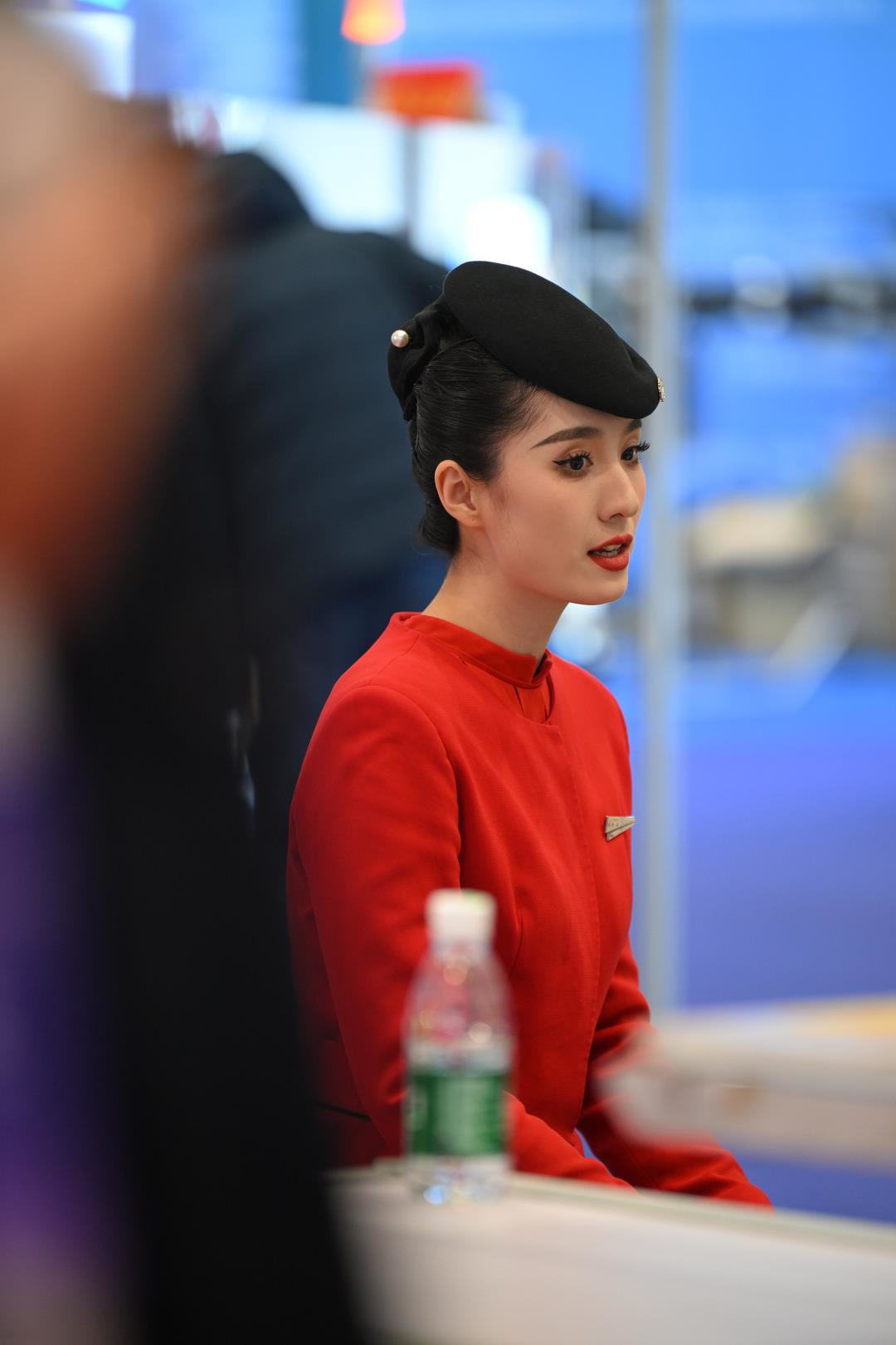 图片[5]-展会上的 中国红微厚黑丝空姐-图满多