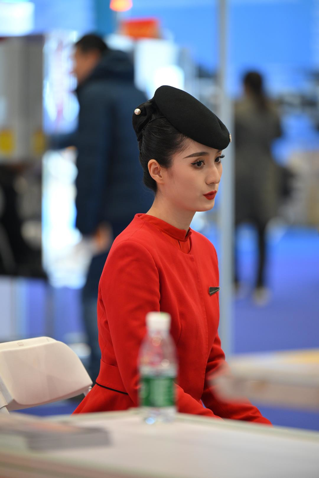 图片[6]-展会上的 中国红微厚黑丝空姐-图满多