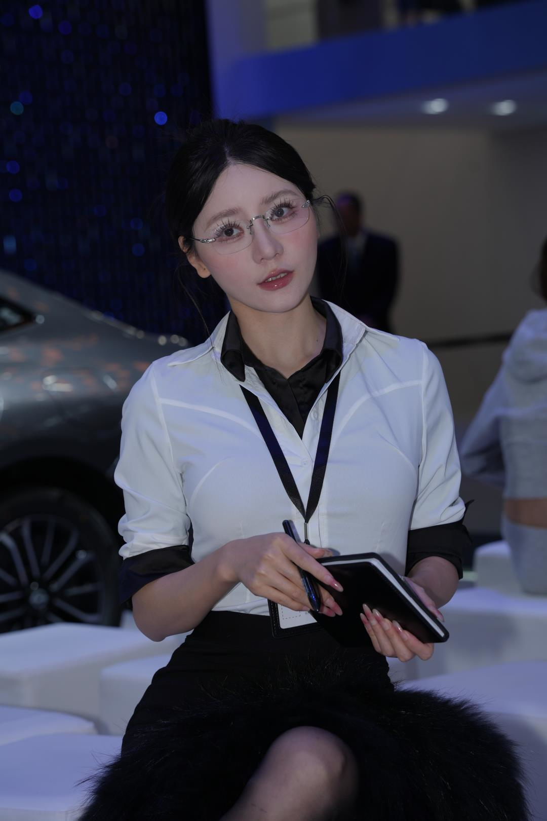 气质车模 黑白搭配你的小君-图满多