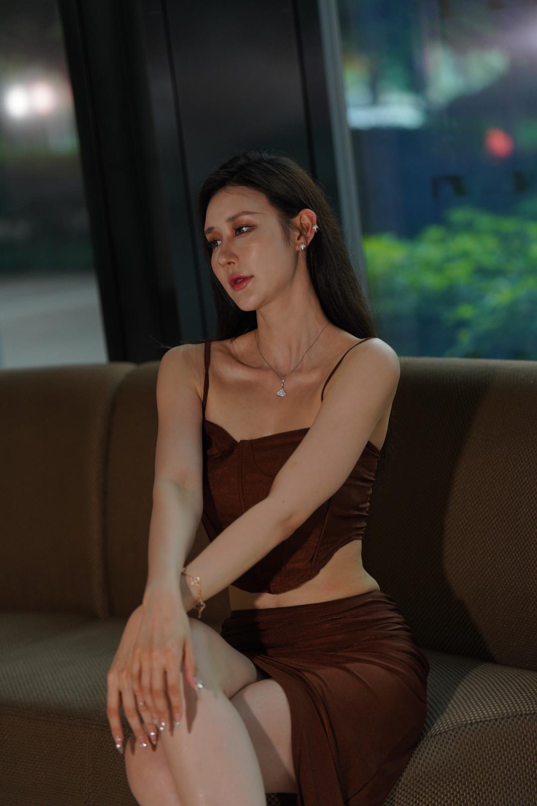 图片[2]-高挑 长腿长裙 气质漂亮女郎-图满多