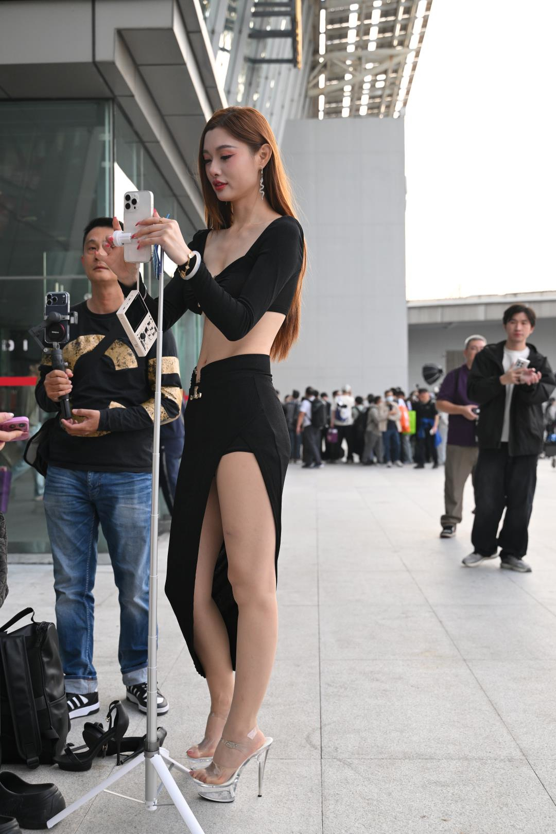 图片[2]-高挑大长腿露脐装 肉丝美腿美足-图满多