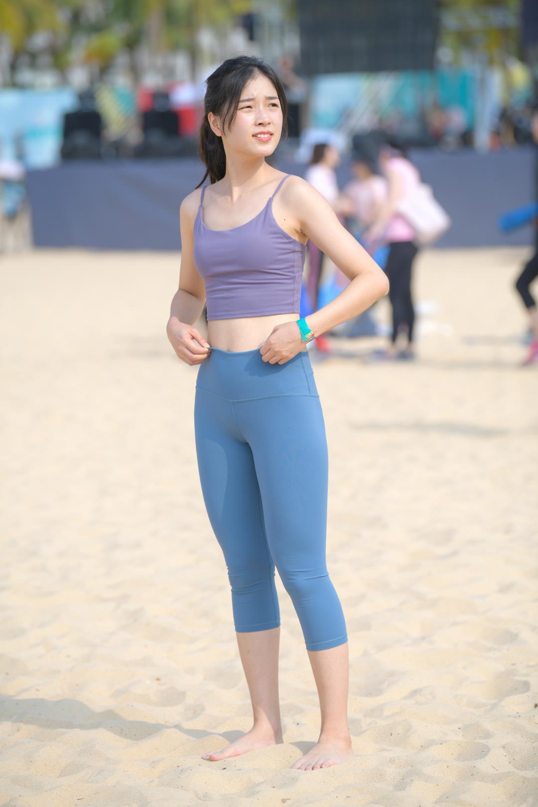 沙滩清秀瑜伽小妹-图满多