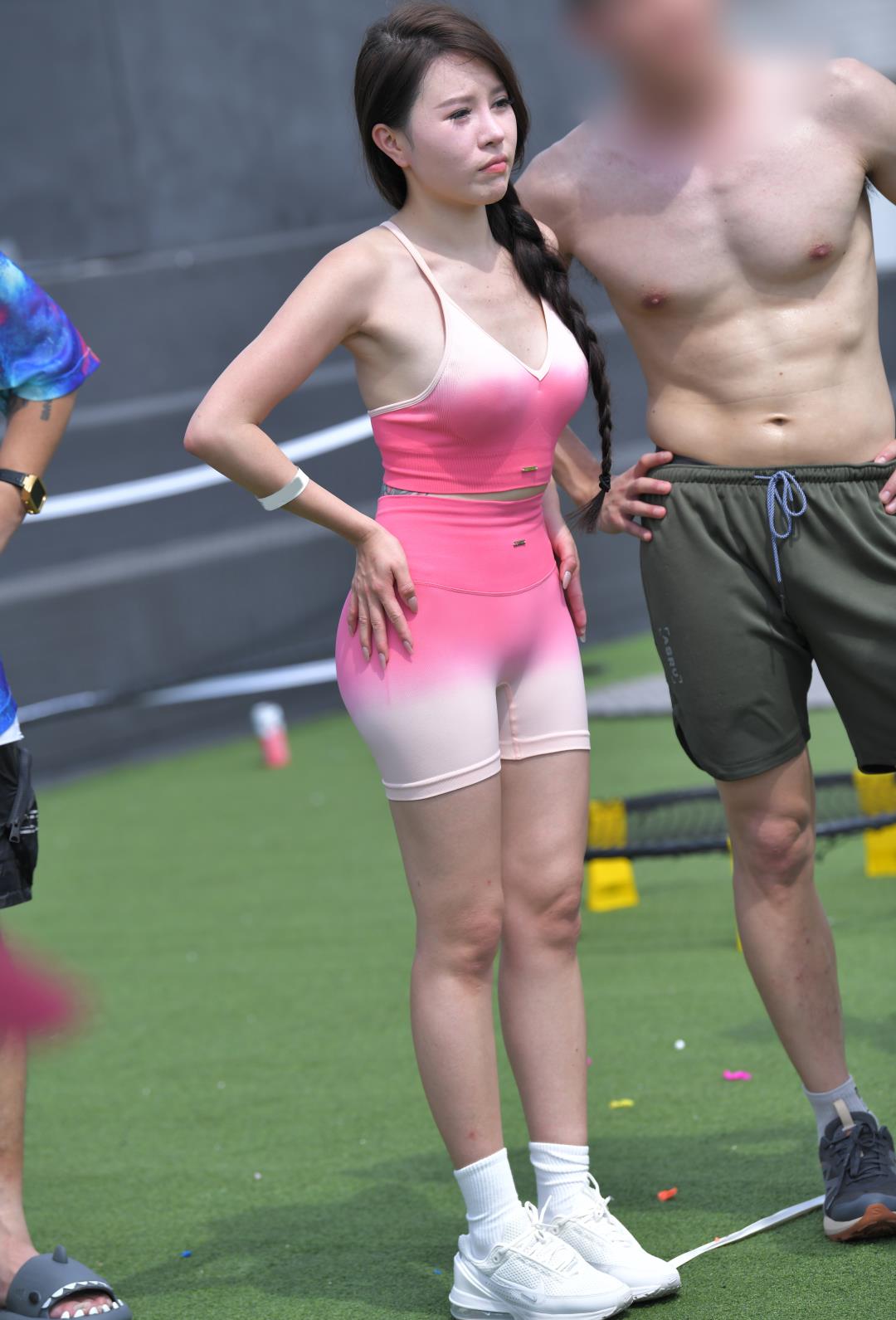 粉色紧身五分裤-图满多