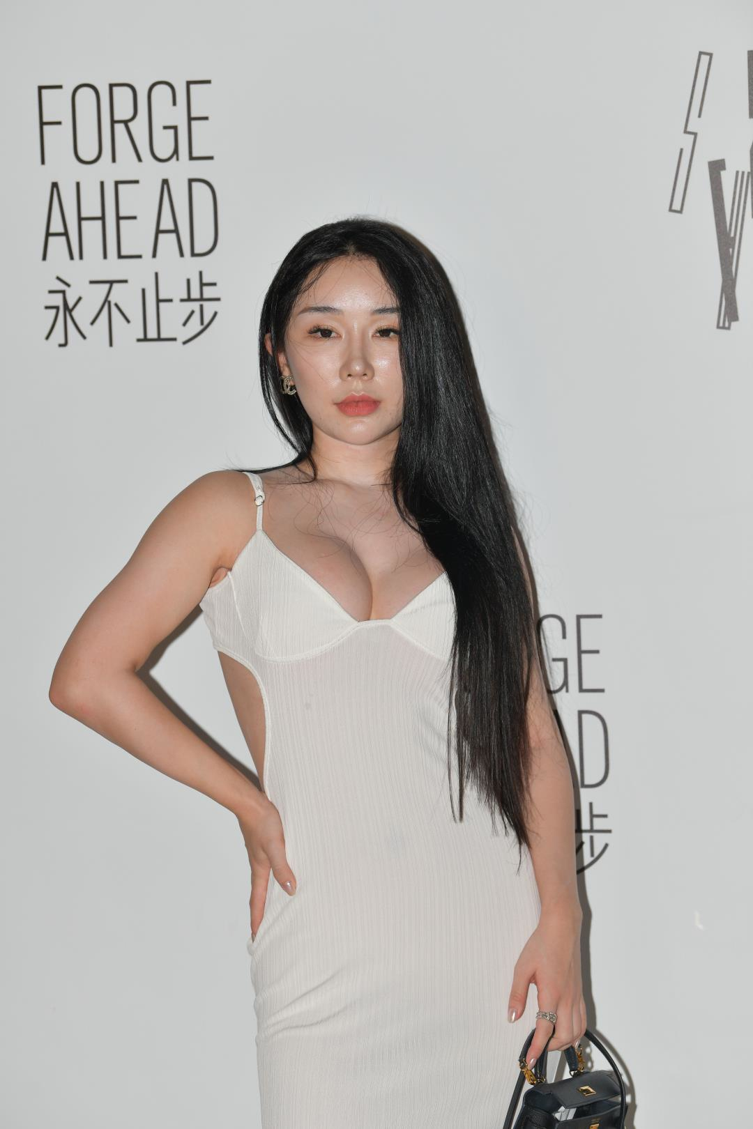 长裙性感丰满小姐姐-图满多