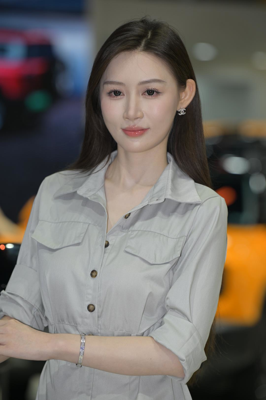 S级车模端庄大气-图满多