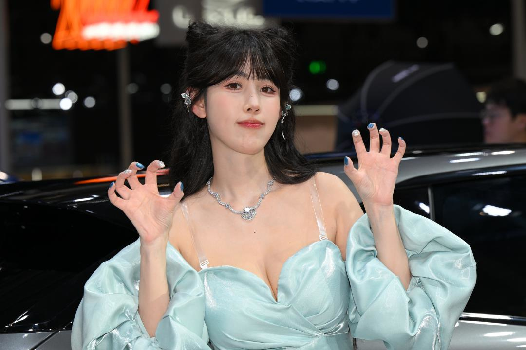 图片[9]-香肩微露 气质模特-图满多